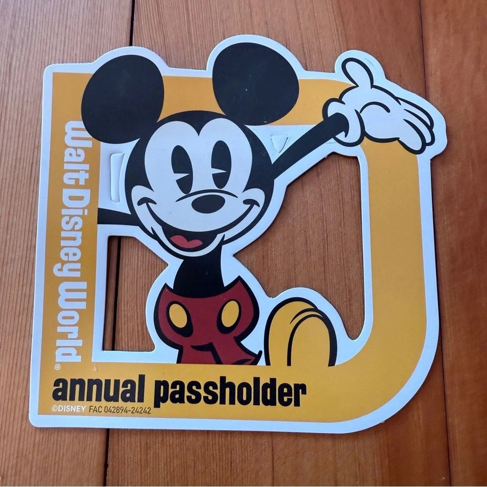Set of 2 Disney World Annual Passholder Magnets NWOT - Picture 2 of 4